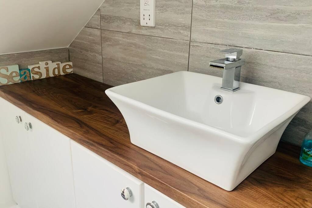 Love Lancing By The Sea With Optional Large Hot Tub Sleeps Up To 8 & Free Parking Villa Eksteriør billede
