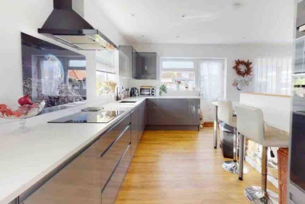 Love Lancing By The Sea With Optional Large Hot Tub Sleeps Up To 8 & Free Parking Villa Eksteriør billede